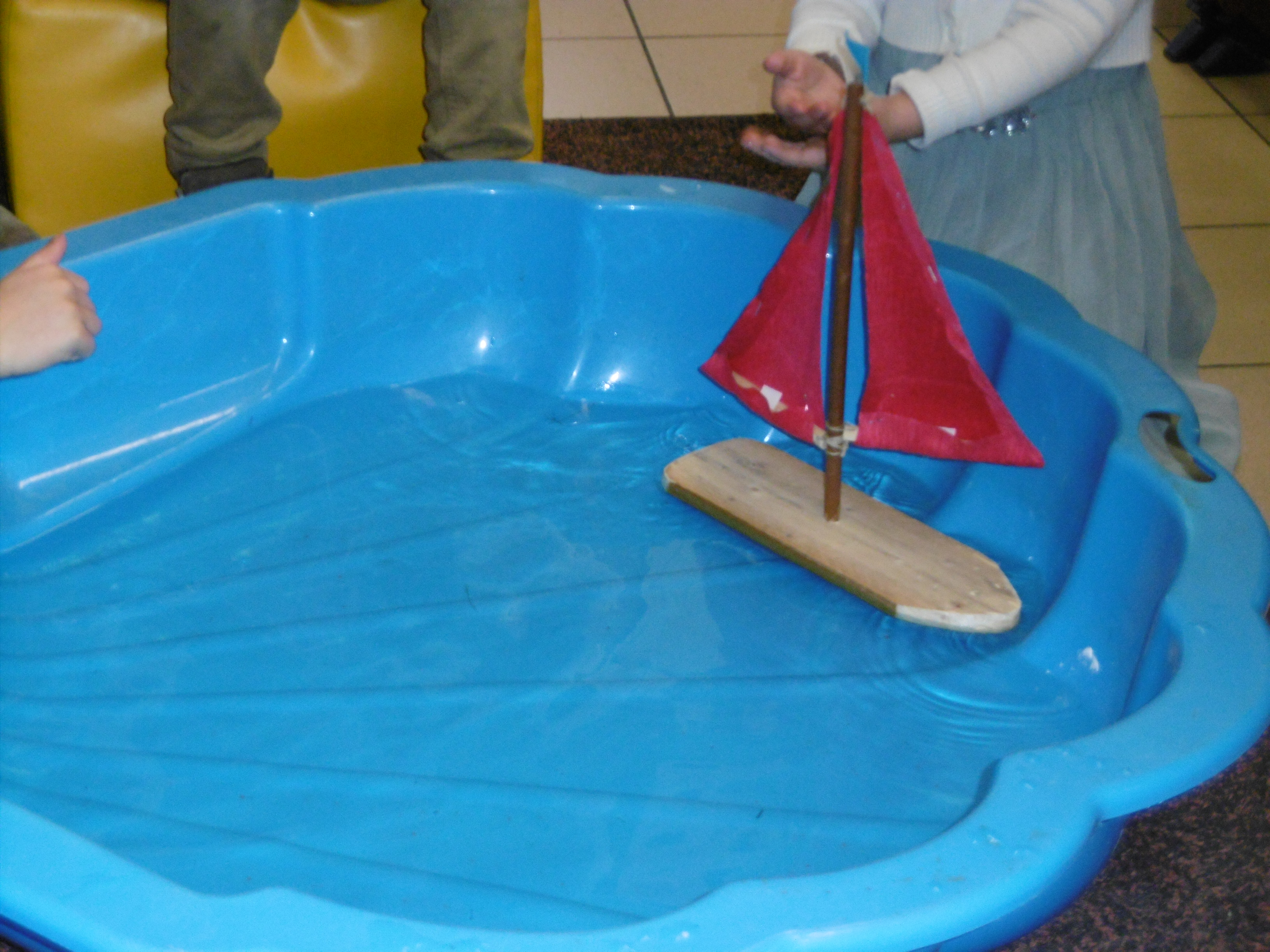 1ste leerjaar: Techniek: Boten knutselen. Drijven of zinken?